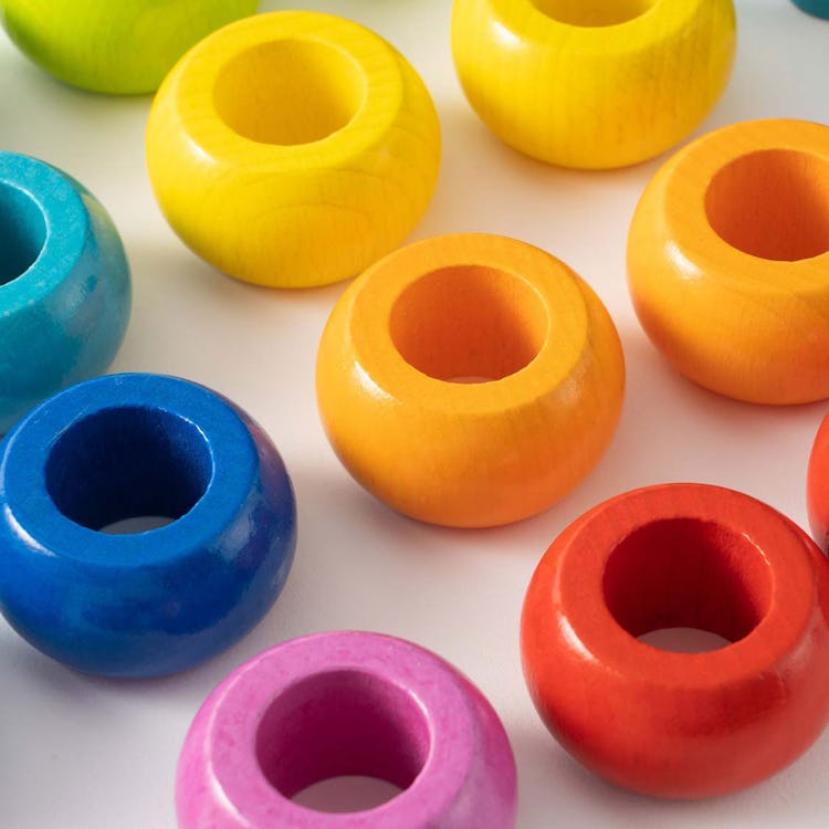 カラーリングのペグ遊び|木のおもちゃ