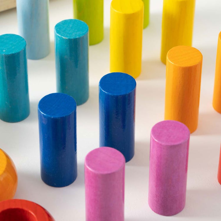 カラーリングのペグ遊び|木のおもちゃ